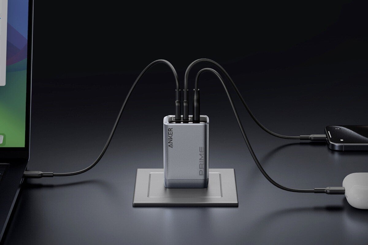 Anker Prime Charger 100WとPCなどを接続したメーカーの使用イメージ